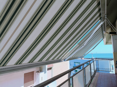 Tenda da sole a bracci rigo verde
